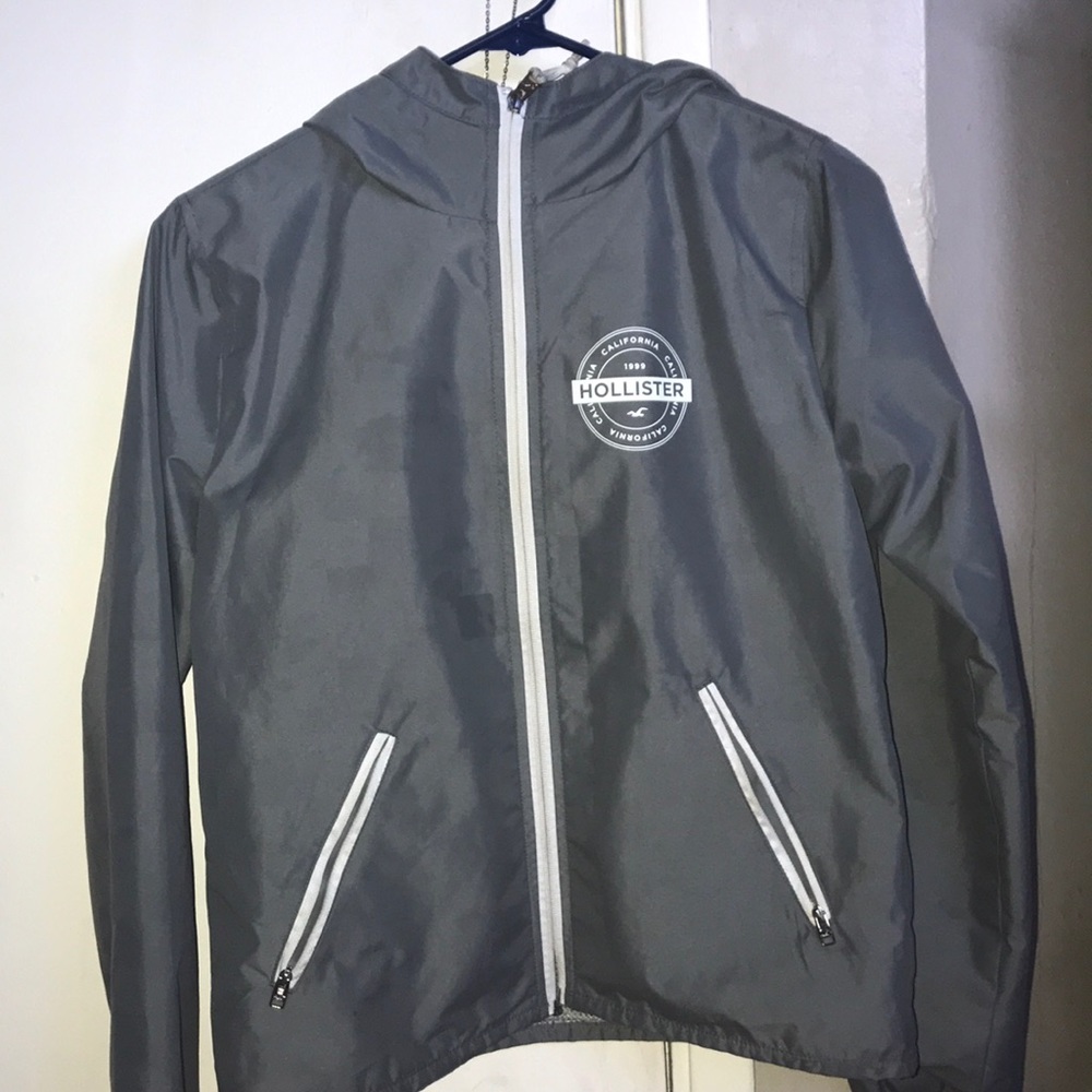I’m selling a gray XS hollister jacket.❤️